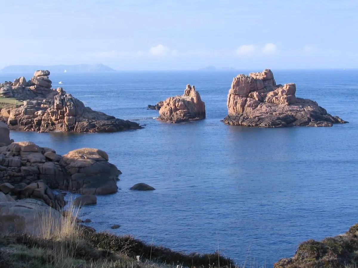 Villa Bretonne: Verdant Retreat Near Beach Ploumilliau Holiday home