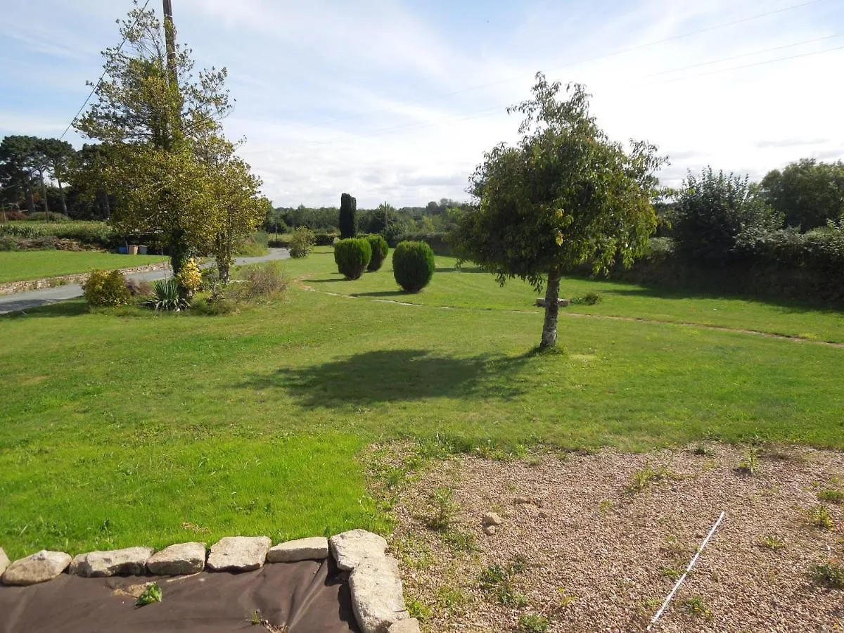 Villa Bretonne: Verdant Retreat Near Beach Ploumilliau France